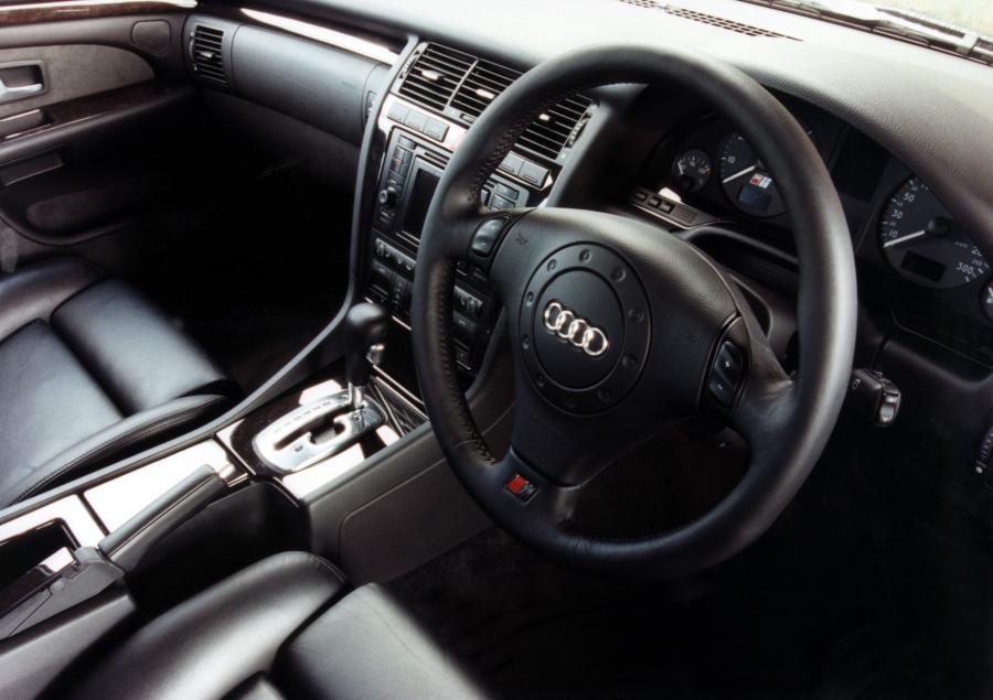 Интерьер Audi S8 (D2) 1999 года  (AU) (фото 3 из 5)